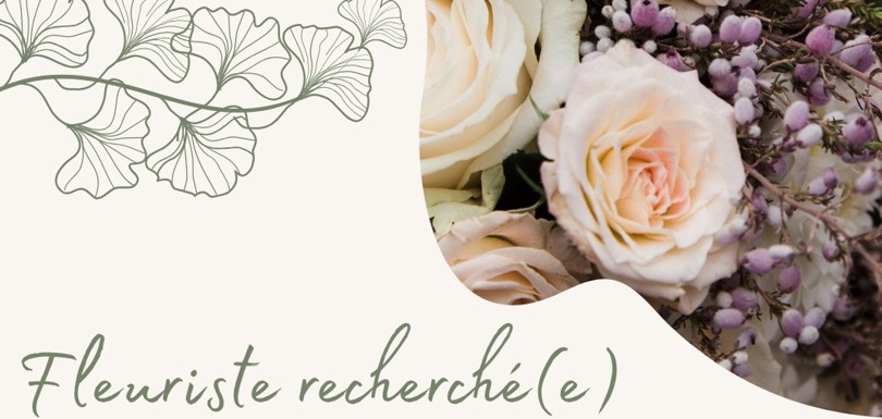 Un graphique floral aux tons doux avec des roses pâles et blanches, de minuscules fleurs violettes et un dessin au trait feuillu. Le texte Fleuriste recherché(e) en écriture élégante apparaît en bas, sur un fond crème clair.
